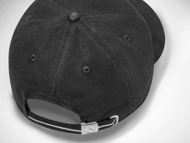 Rückansicht der schwarzen Unisex-Cap mit silbernem Clipverschluss und Belüftungslöchern für optimalen Tragekomfort.