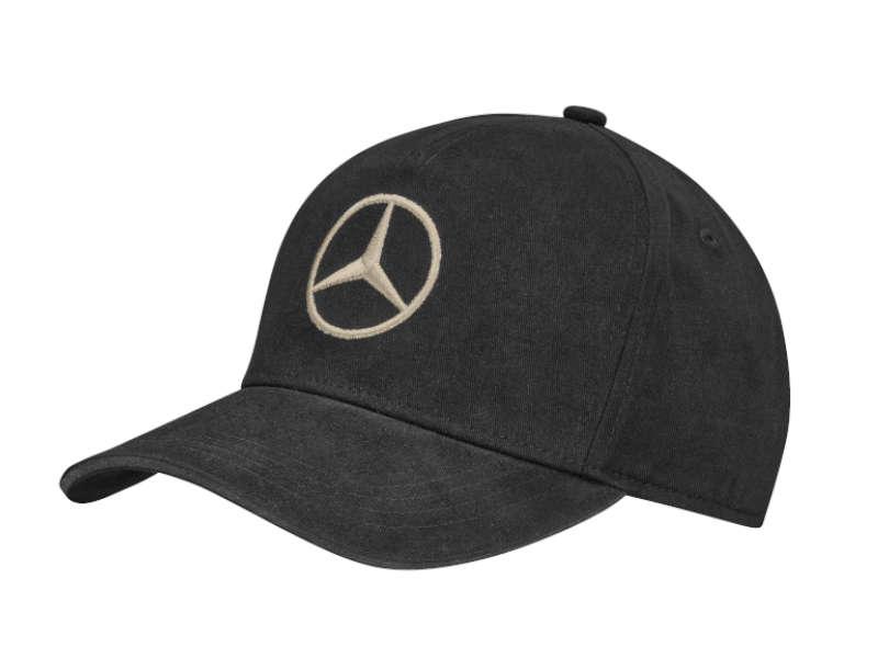 Schwarze Cap mit beige-goldenem Mercedes-Stern-Logo auf der Vorderseite, geschwungener Schirm und hochwertiges Baumwollmaterial.