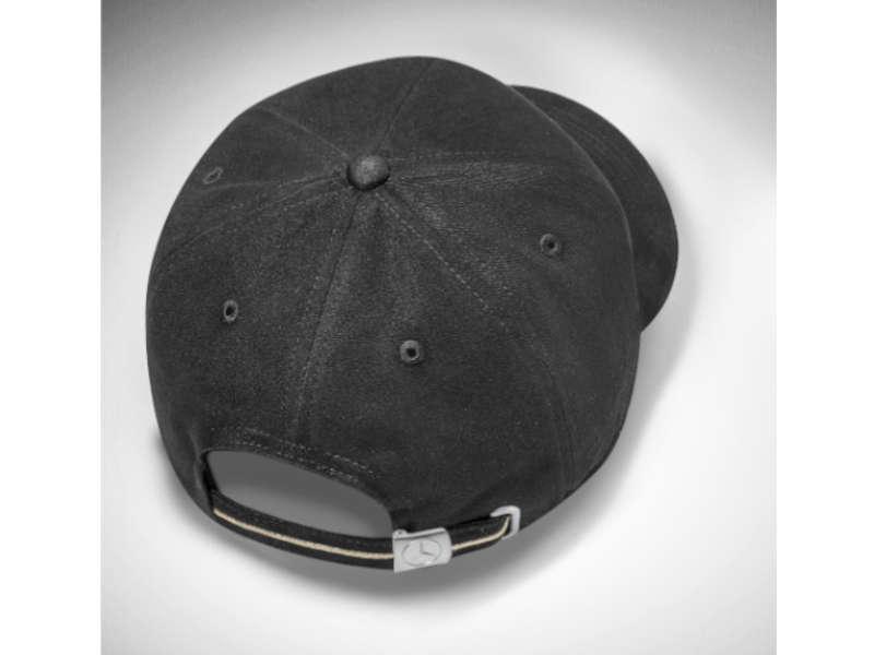 Rückseite der schwarzen Cap mit größenverstellbarem Clip-Verschluss aus Metall und stilvollem Design.
