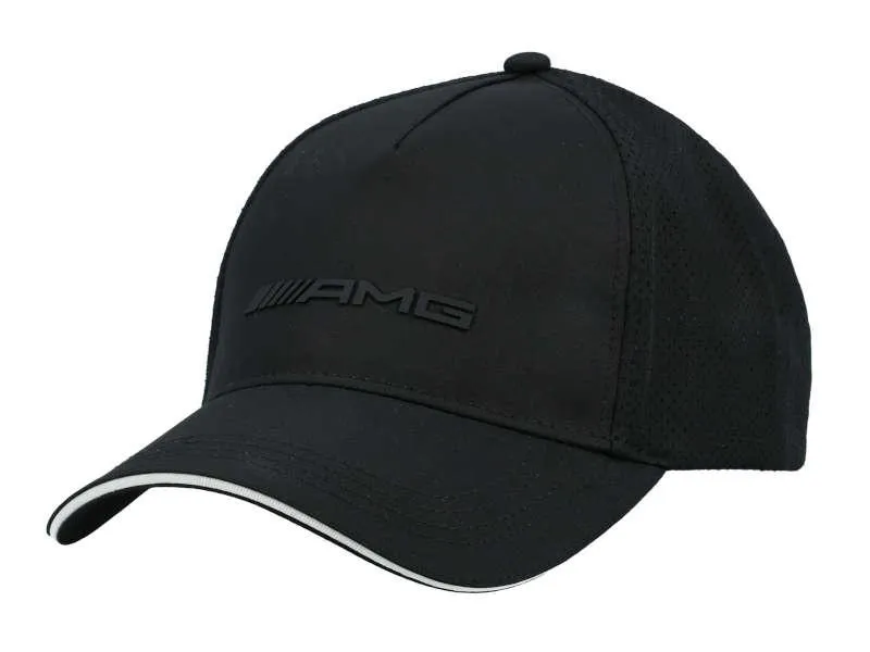 Schwarze AMG-Cap mit weißem Kontrast am Schirmrand, seitlicher Perspektive, elegantes Design mit dezentem 3D-Logo.