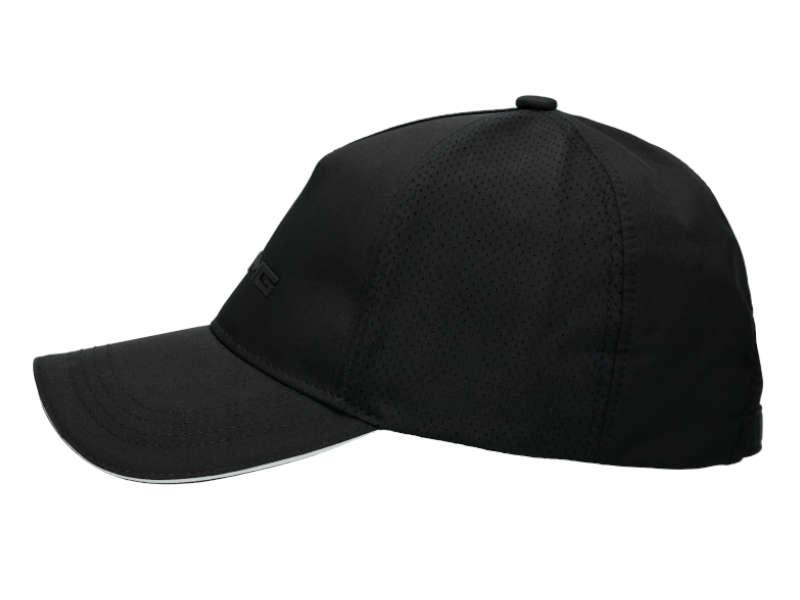 Schwarze AMG-Cap in seitlicher Ansicht, schlichtes und sportliches Design mit glatten Linien und strukturiertem Material.