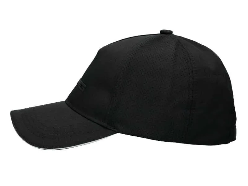 Schwarze AMG-Cap in seitlicher Ansicht, schlichtes und sportliches Design mit glatten Linien und strukturiertem Material.