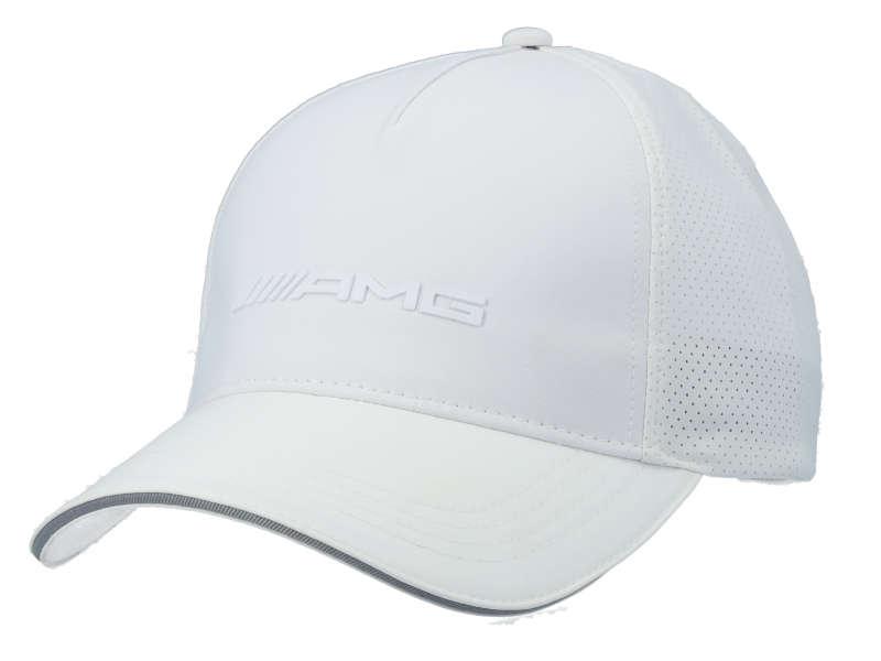 Weiße AMG Cap, seitliche Ansicht von vorne, mit geschwungenem Schirm und edlem Design. Das minimalistische 3D-AMG-Logo ist dezent auf der Vorderseite platziert.