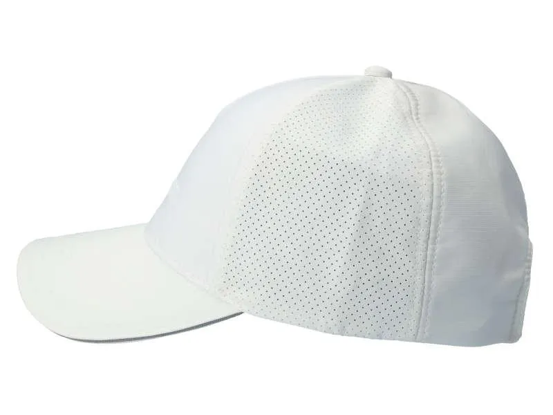 Weiße AMG Cap, Seitenansicht mit perforierten Seitenteilen für optimale Luftzirkulation und einem geschwungenen Schirm.