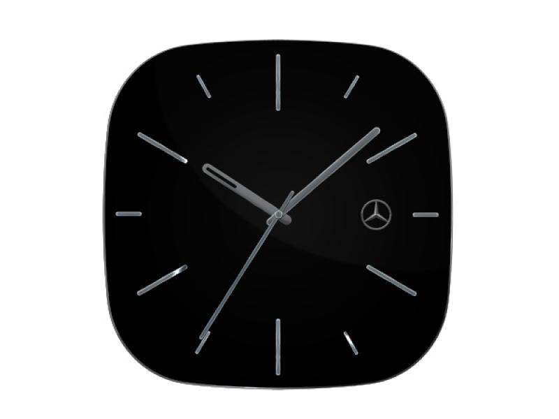 Schwarze Wanduhr mit quadratischem, abgerundeten Design, silberfarbenen Zeigern und minimalistischen Indexen. Das Mercedes-Benz Logo ist dezent im oberen rechten Bereich des Zifferblatts integriert.