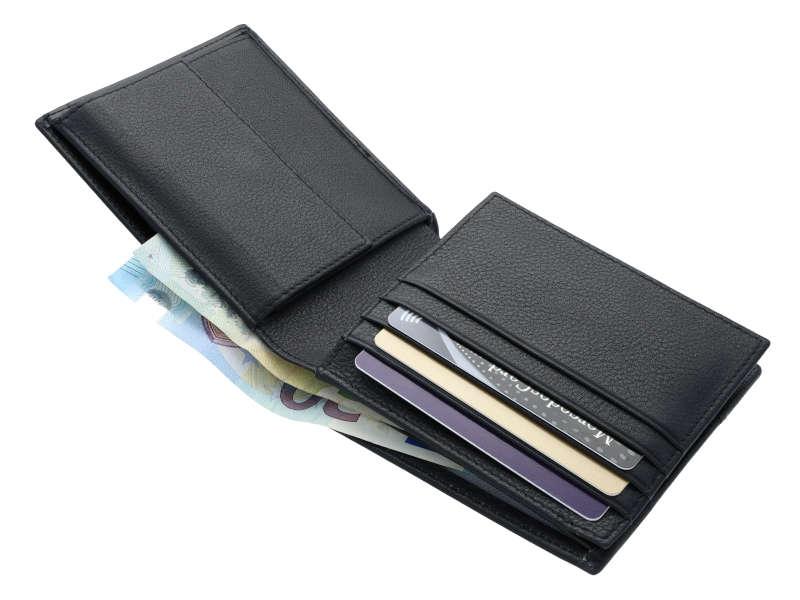 Geöffnete AMG Geldbörse mit mehreren Kartenfächern und Geldscheinfächern, aus schwarzem Rindleder. Die Innenaufteilung ist übersichtlich gestaltet und bietet Platz für Banknoten und mehrere Kreditkarten.