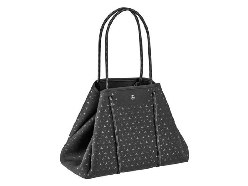 Schwarzer Shopper mit tonalem Stern-Muster und silberfarbener Mercedes Stern-Niete, ausgestattet mit zwei stabilen Griffen und einer weiten, offenen Form.
