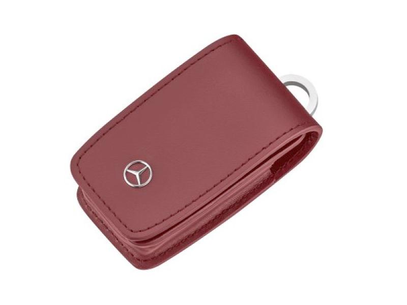 Hochwertiges Mercedes-Benz Schlüsseletui aus edlem roten Rindleder mit silbernem Edelstahlring und 3D-Sternniete auf der Vorderseite. Elegantes Design und kompakte Form für Schlüssel der Generation 8.