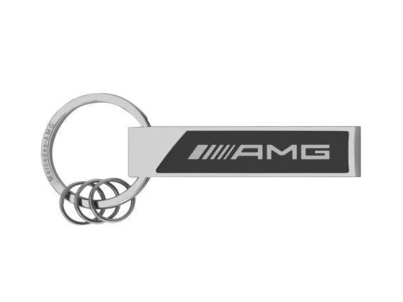 AMG Schlüsselanhänger aus Edelstahl mit schwarzem AMG-Logo und Spaltring plus drei Minispaltringen.