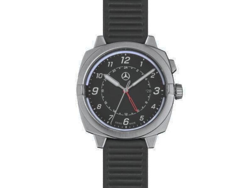 Mercedes-Benz Herren-Armbanduhr im G-Klasse Design mit schwarzem Zifferblatt, silbernem Gehäuse und strapazierfähigem schwarzen Silikonarmband. Markantes, sportliches Design mit G-Klasse-inspirierten Details und Mercedes-Stern auf 12-Uhr-Position.