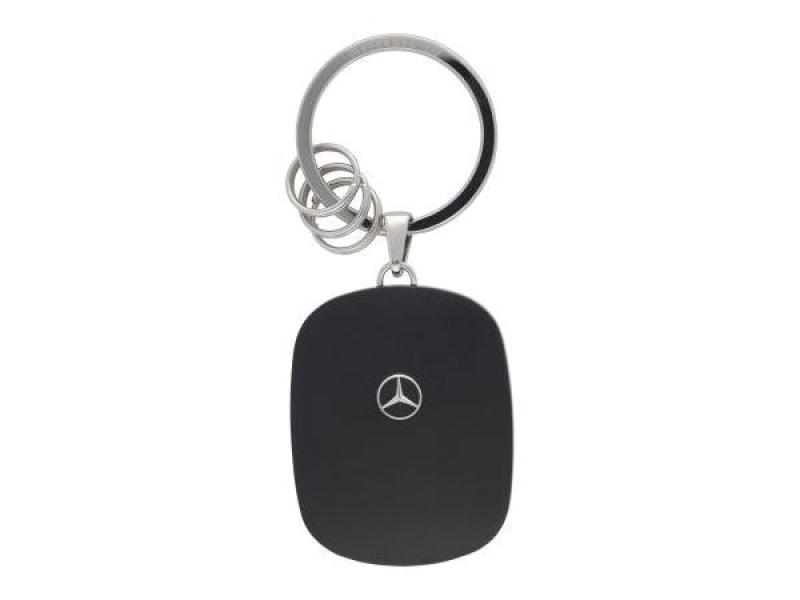 Mercedes-Benz Schlüsselanhänger in Wallbox-Form mit schwarzer Front, edlem Mercedes-Stern-Logo und hochglanzpoliertem Edelstahl-Ring, inklusive drei kleinen Minispaltringen zur einfachen Schlüsselorganisation.