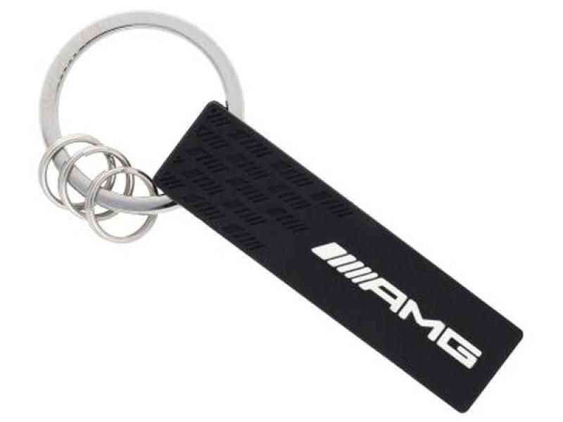 Schwarzer AMG-Schlüsselanhänger mit weißem Logo und praktischen Schlüsselringen.