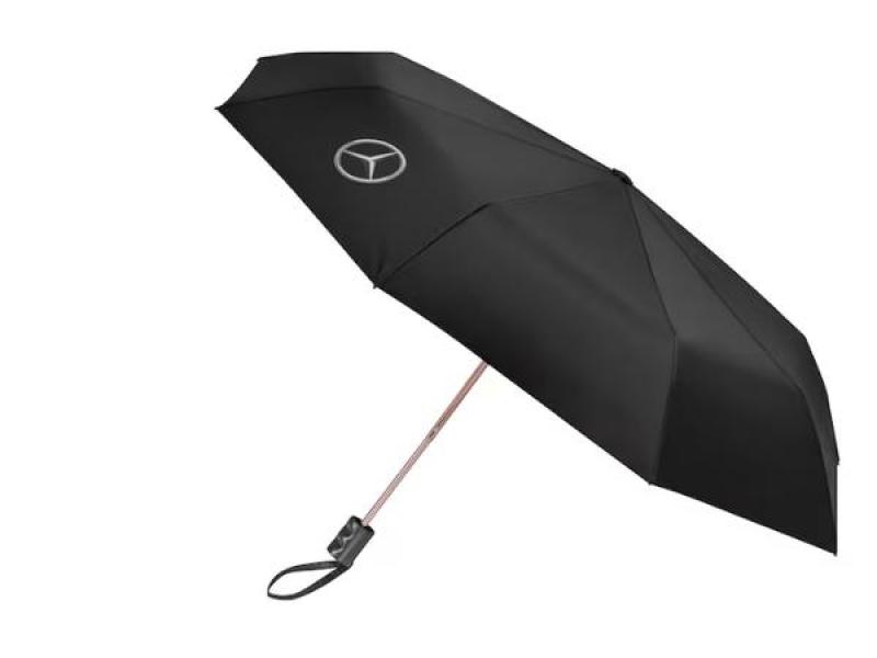 Schwarzer Mercedes-Benz Regenschirm mit hochwertigem Mercedes-Stern-Logo auf der Bespannung, kompakt und elegant gestaltet, ideal für stilbewusste Autofahrer.