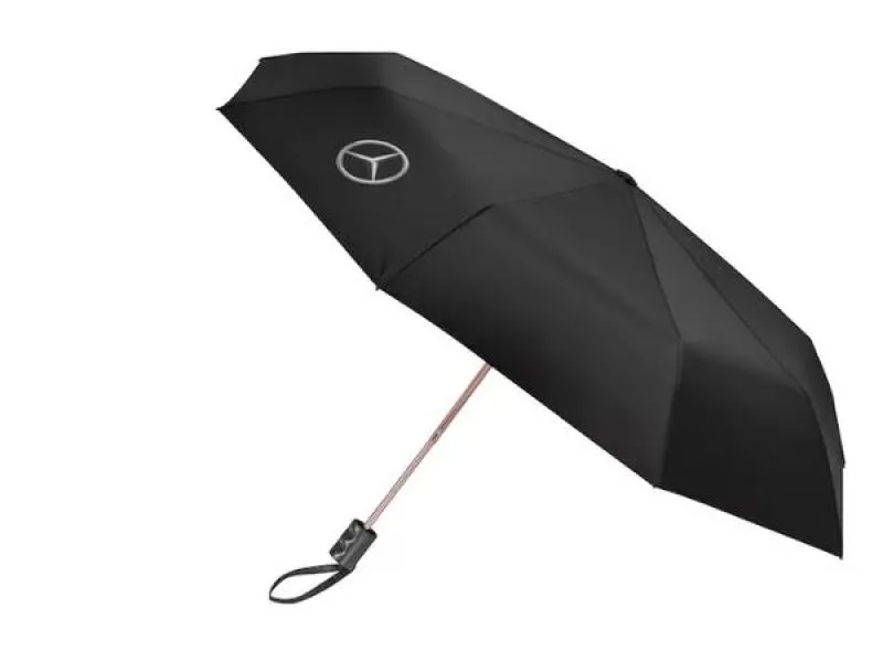 Schwarzer Mercedes-Benz Regenschirm mit hochwertigem Mercedes-Stern-Logo auf der Bespannung, kompakt und elegant gestaltet, ideal für stilbewusste Autofahrer.