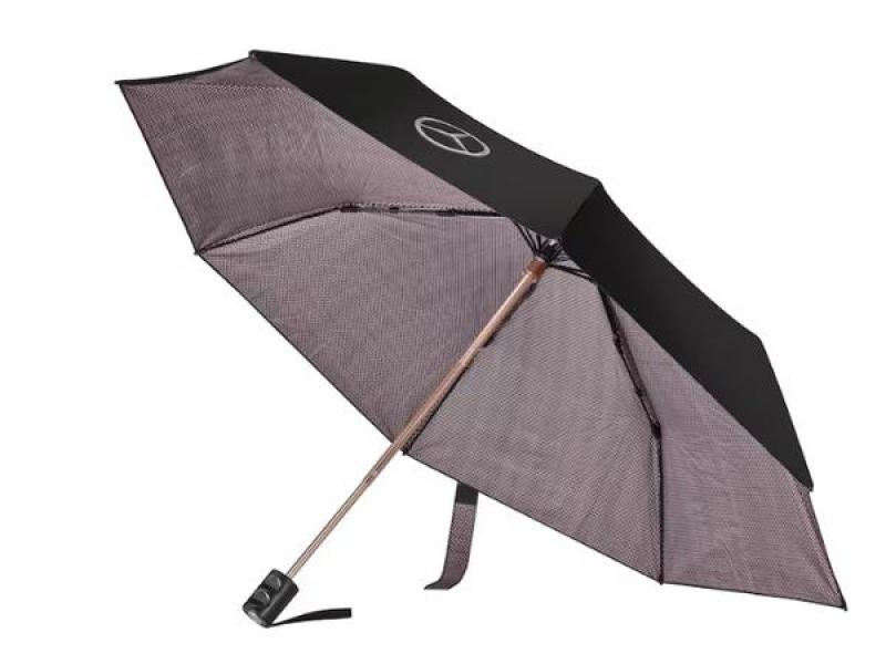 Schwarzer Mercedes-Benz Regenschirm mit geöffneter Ansicht, zeigt das Innere mit dezentem Muster und elegantem Kupfergriff, ideal für stilvolles und funktionales Zubehör.