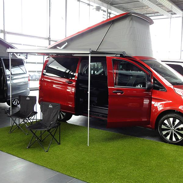 Gelenkarmmarkise 2,60m in Anthrazit, ausgezogen, bietet Schatten und Schutz für einen Mercedes Marco Polo im Hintergrund.