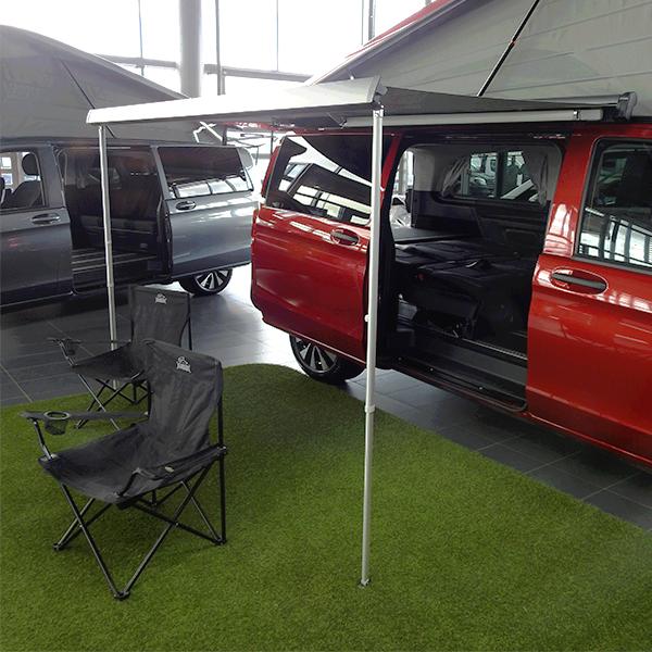 Mercedes Marco Polo geparkt unter einer ausgebreiteten Gelenkarmmarkise 2,60m in elegantem Anthrazit.