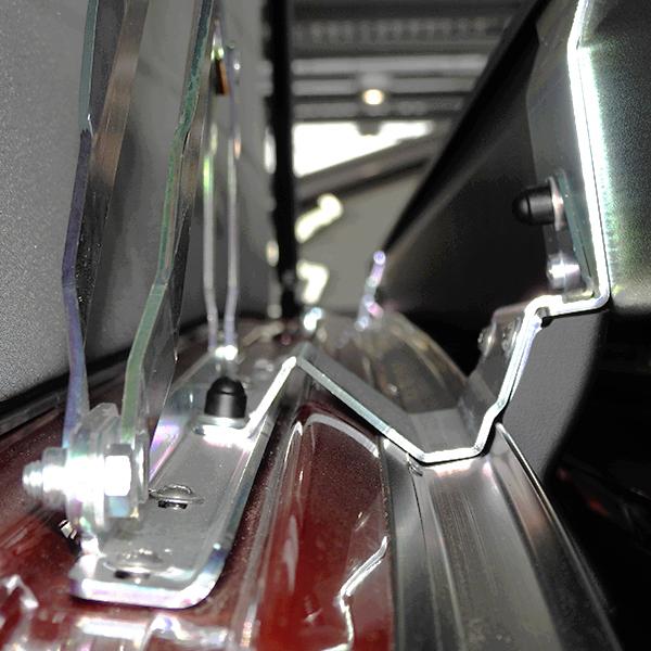 Outdoor-Szenerie mit Mercedes Marco Polo und angebrachter Gelenkarmmarkise 2,60m, die perfekten Schatten für einen entspannten Nachmittag bietet.