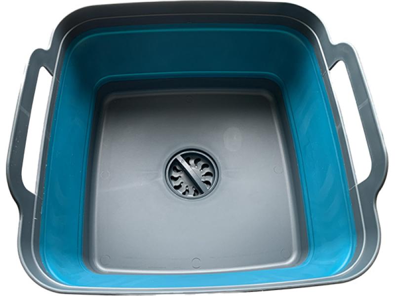 Eine Nahaufnahme der robusten Tragegriffe der Camping-Spülschüssel, die einen einfachen Transport ermöglichen.