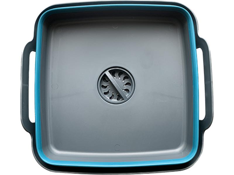 Die faltbare Camping-Spülschüssel im zusammengeklappten Zustand, zeigt die kompakte und platzsparende Eigenschaft des Produkts.