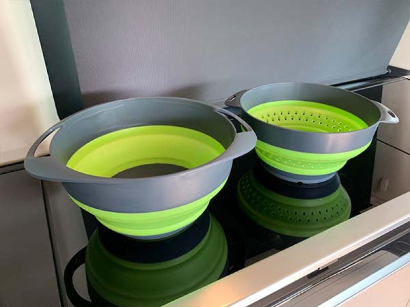 Moderne Farbgebung in Anthrazit/Lime: Faltbare Silikon-Schüssel und Sieb.