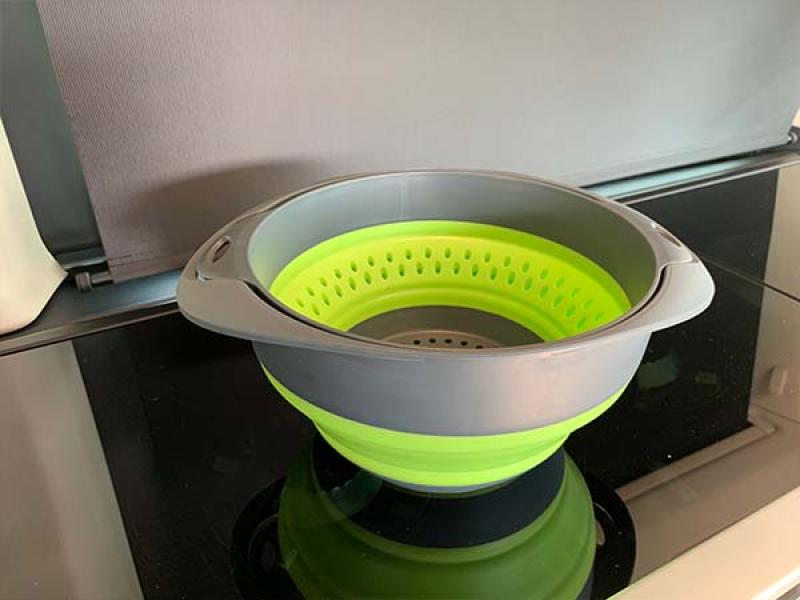 Ergonomische Griffe der faltbaren Silikon-Schüssel und des Siebs.