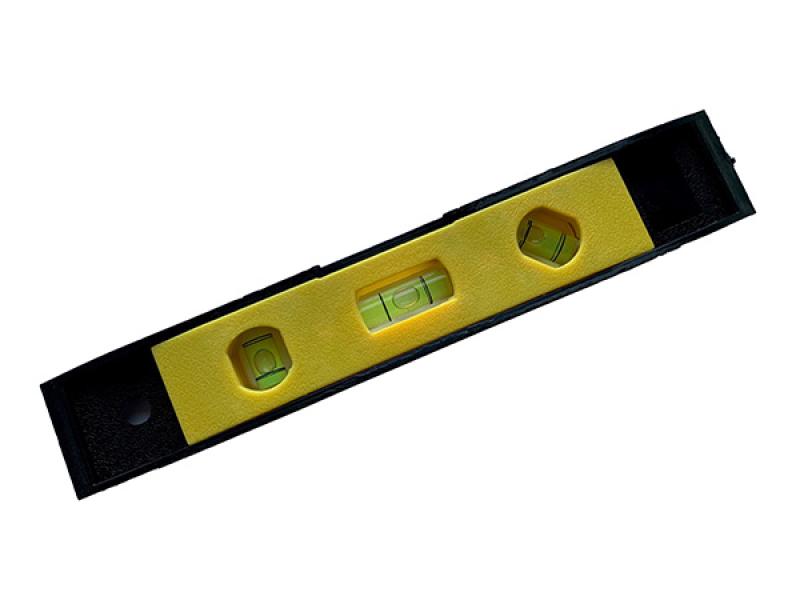 Kompakte Camping Wasserwaage aus PP+TPR-Material mit Magnetstreifen und 3 Libellen.