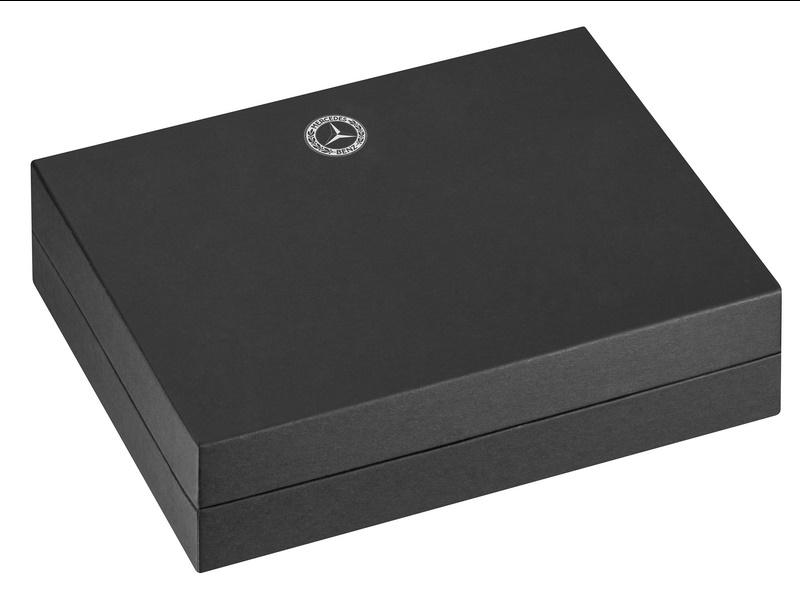 Geschlossene, stilvolle schwarze Aufbewahrungsbox mit Mercedes-Benz-Logo auf dem Deckel, passend für das Weinverschluss-Set im 300 SL Schaltknauf-Design.