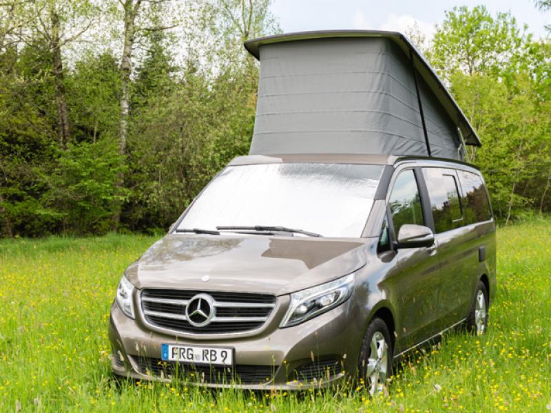 Marco Polo BRANDRUP ISOLITE Outdoor Isoliermatte auf der Windschutzscheibe eines Mercedes-Benz V-Klasse, schützend vor extremen Temperaturen.