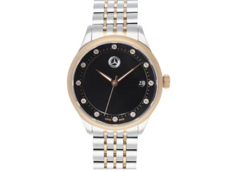 Elegante Mercedes-Benz Armbanduhr mit einem schwarzen Ziffernblatt, goldfarbenen Akzenten und einem Edelstahlarmband mit goldenen Elementen. Die Uhr zeigt eine Datumsanzeige und funkelnde Indizes.