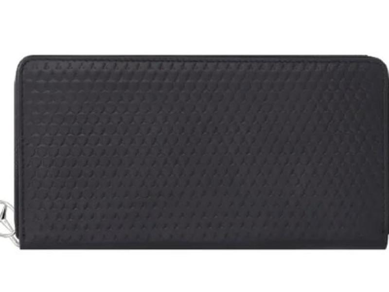 Außenansicht einer stilvollen schwarzen Geldbörse mit geprägtem Muster und edlem Design. Der Reißverschluss ist mit einem Mercedes-Benz-Logo verziert, das den luxuriösen Charakter der Geldbörse unterstreicht.