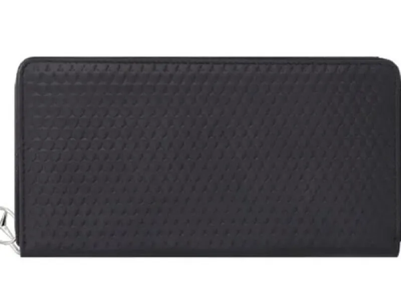 Außenansicht einer stilvollen schwarzen Geldbörse mit geprägtem Muster und edlem Design. Der Reißverschluss ist mit einem Mercedes-Benz-Logo verziert, das den luxuriösen Charakter der Geldbörse unterstreicht.