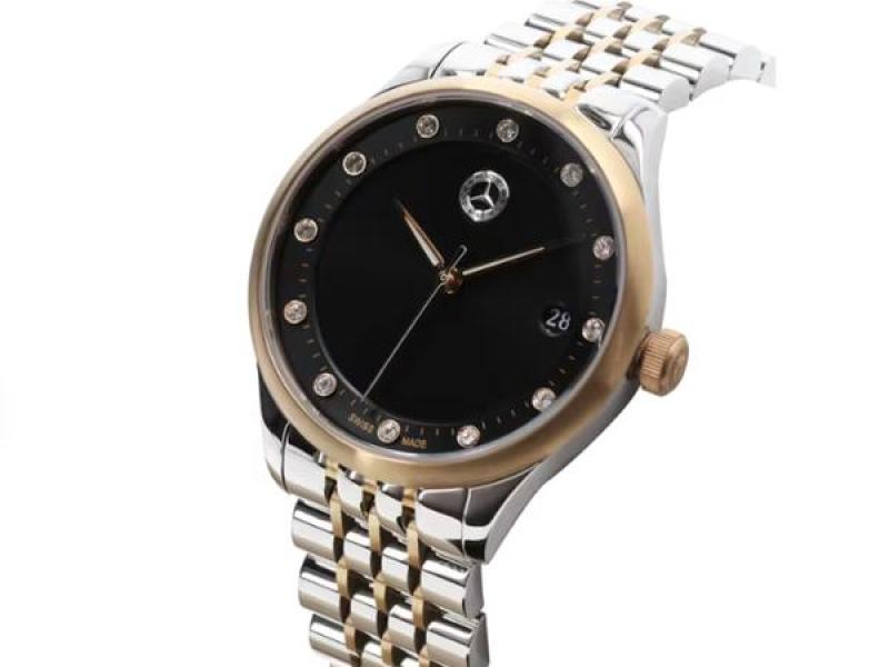 Seitliche Ansicht der luxuriösen Mercedes-Benz Armbanduhr mit schwarzem Ziffernblatt, goldfarbenem Gehäuse und zweifarbigen Edelstahlarmband. Die stilvolle Verarbeitung und Details sind klar erkennbar.