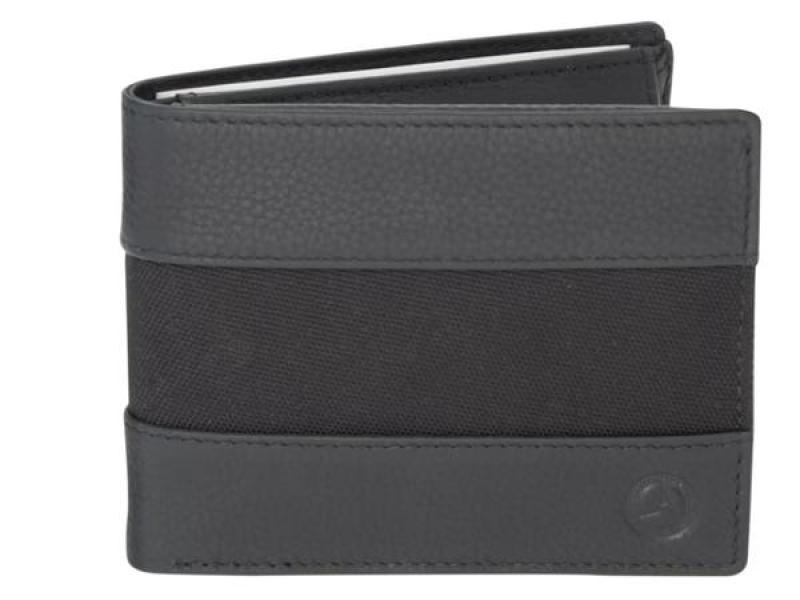 Schwarze Geldbörse aus Leder und Stoff mit edler Struktur und dezentem Mercedes-Benz-Logo auf der Vorderseite.