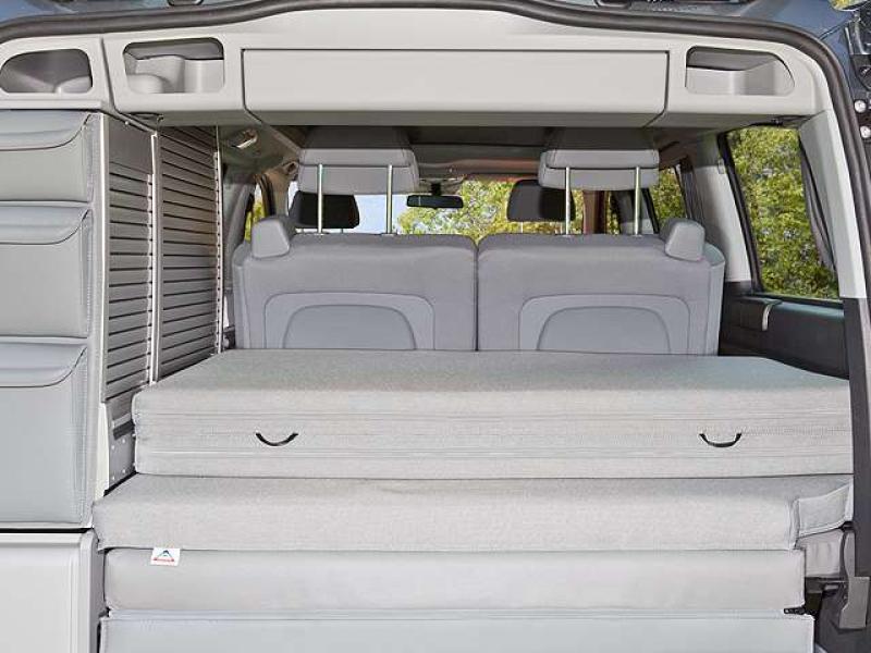 Das iXTEND Faltbett, entfaltet auf der Rückbank des Viano Marco Polo, bietet unvergleichlichen Schlafkomfort.