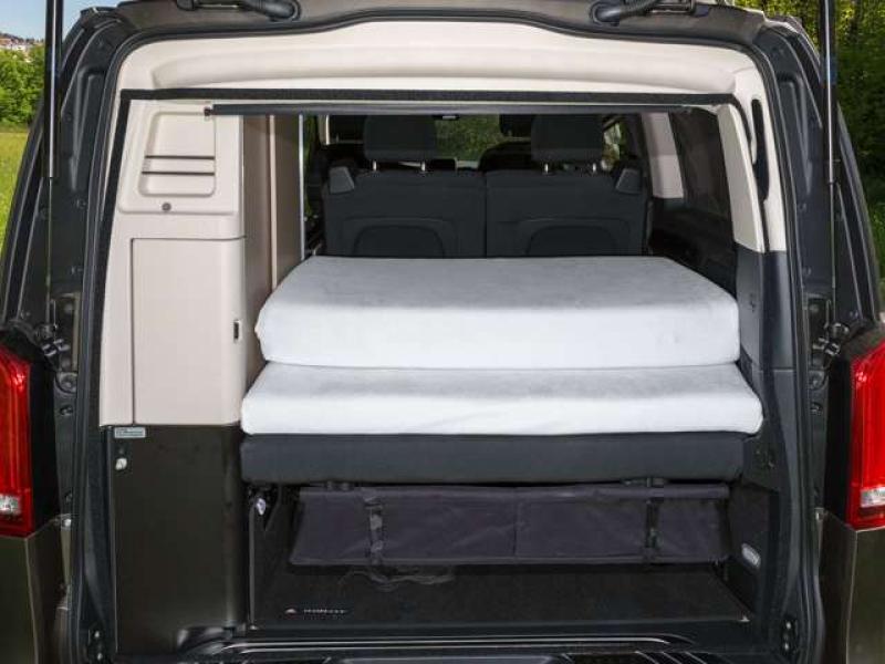 Bild von einem aufgeklappten iXTEND Faltbett im Mercedes-Benz V-Klasse Marco Polo mit dem Spannbettlaken darauf