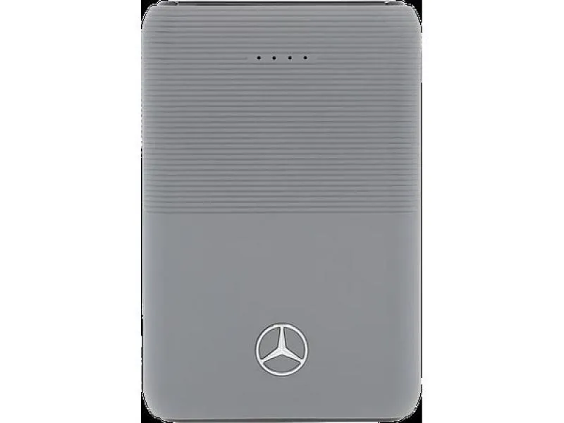Vorderansicht einer grauen Mercedes-Benz Powerbank mit dem ikonischen Mercedes-Benz-Logo auf der unteren Hälfte des Gehäuses.