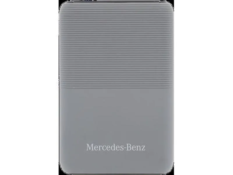 Rückansicht einer grauen Mercedes-Benz Powerbank mit dezenter Struktur und dem Schriftzug ‚Mercedes-Benz‘ auf der unteren Hälfte.