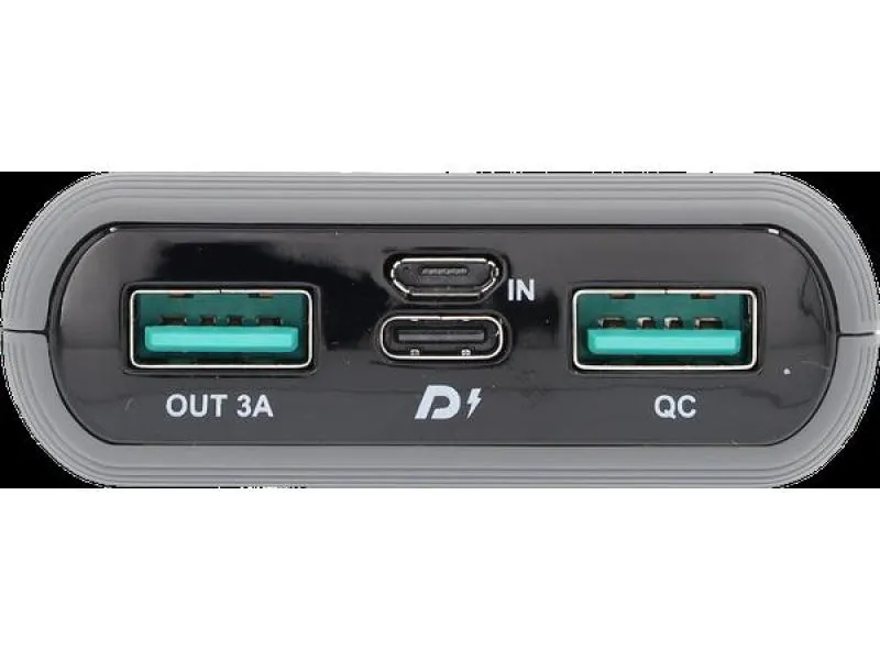 Oberseite einer Mercedes-Benz Powerbank mit zwei USB-Anschlüssen, einem USB-C-Anschluss und Beschriftungen für Quick-Charge und Power-Delivery.