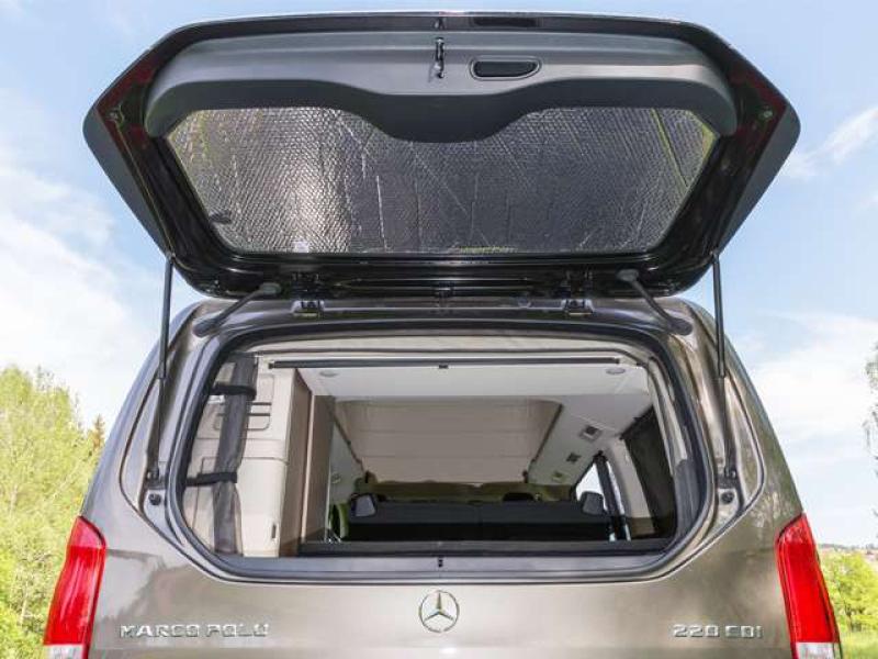 Ansicht des BRANDRUP ISOLITE Inside Heckklappenfensters montiert an einer Mercedes-Benz V-Klasse, schützend vor Sommerhitze.