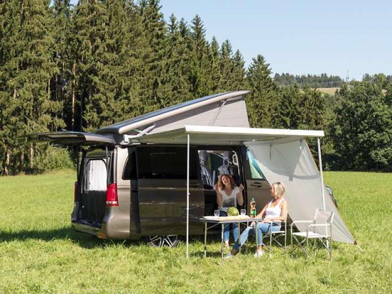 Ein geparktes Fahrzeug unter einer ausgezogenen Rollmarkise, geschützt durch die Brandrup Vorderwand.