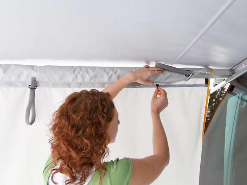 Detailaufnahme des hochwertigen Airtex Top Materials der Rollmarkisen-Vorderwand mit sichtbaren Nähten und Farben "Reflexsilver/Red Gold".