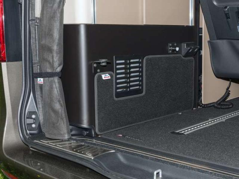 BRANDRUP Schutzmatte in Schwarz, perfekt platziert im Kofferraumbereich des Mercedes-Benz V-Klasse Marco Polo 2014, schützt vor Kratzern und Beschädigungen.