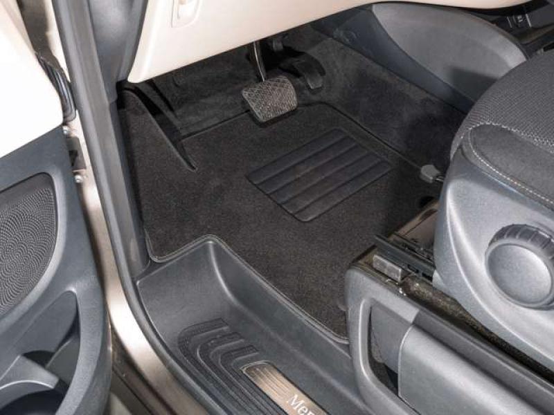 Hochwertiger Veloursteppich mit integriertem Trittschutz für das Marco Polo Fahrerhaus