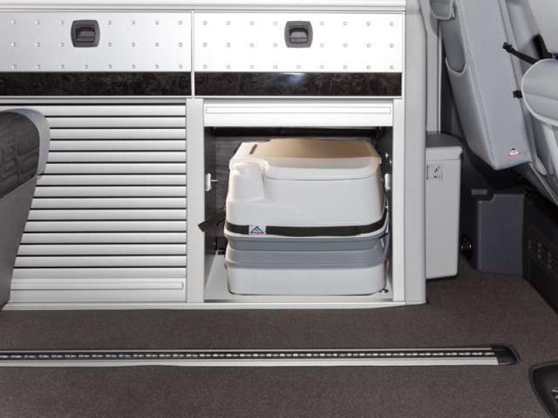 Die "Porta Potti 335 Qube" von Brandrup in einem eleganten Design, ausgestattet mit einem rutschfesten Haltegurt, perfekt für Unterwegs und Reiseabenteuer.