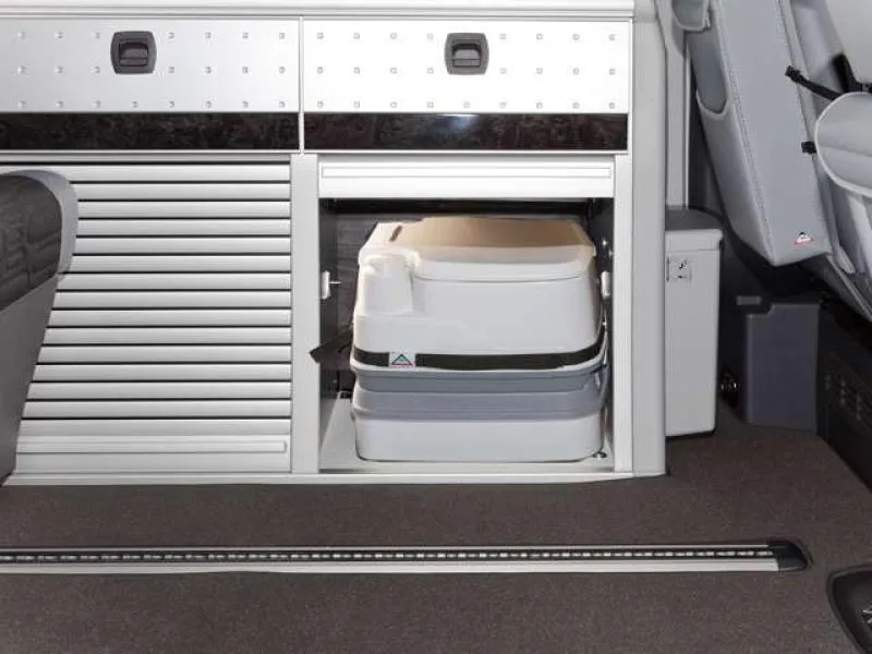 Die "Porta Potti 335 Qube" von Brandrup in einem eleganten Design, ausgestattet mit einem rutschfesten Haltegurt, perfekt für Unterwegs und Reiseabenteuer.